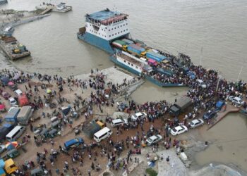 ORANG ramai berpusu-pusu menaiki feri untuk pulang ke kampung halaman selepas pihak berkuasa mengisytiharkan perintah berkurung tujuh hari bermula hari ini. - AFP