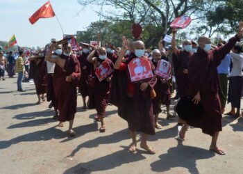 Situasi di Myanmar semakin meruncing apabila rakyat terus menolak rampasan kuasa yang dilakukan oleh tentera negara itu. - AFP