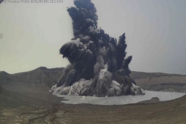 Lebih 2 000 penduduk pindah  bimbang letusan gunung  berapi 