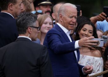 JOE Biden merakam swafoto bersama orang ramai sempena sambutan Hari Kebangsaan Amerika Syarikat di White House, Washington. - AFP