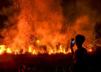 ISU kebakaran hutan dan tanah sering membelenggu Indonesia serta menimbulkan pertikaian dalam kalangan negara jiran. - AFP