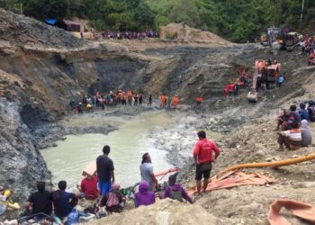 ORANG ramai menyaksikan pasukan keselamatan melakukan operasi mencari dan menyelamat pelombong yang terimbus akibat lombong runtuh di Sulawesi, Indonesia. - AFP