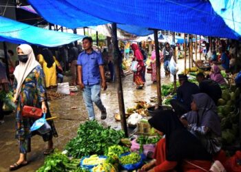 PENGUNJUNG membeli barang dapur di pasar tempatan di Lhokseumawe, Aceh. - AFP