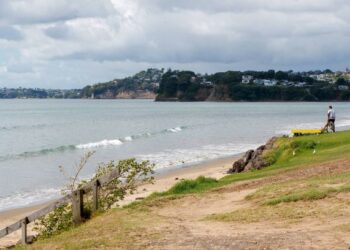 SEORANG lelaki melihat ke arah pantai selepas pihak berkuasa New Zealand menarik balik amaran tsunami. - AFP