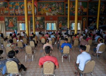 ORANG ramai menunggu giliran untuk terima vaksin Covid-19 di wilayah Kandal, Kemboja. - AFP