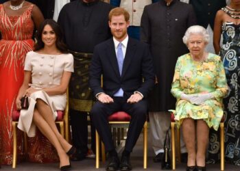 RATU BRITAIN, Ratu Elizabeth II bersama Putera Harry dan isterinya, Meghan Markle dalam satu majlis yang diadakan di Istana Buckingham di London. - AFP