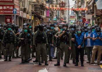 POLIS bersiap sedia mengawal kemaraan peserta protes di Hong Kong pada September lalu. - AFP