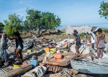 PENDUDUK mencari barangan yang boleh dipakai di tapak runtuhan rumah selepas gempa bumi melanda Haiti. - AFP