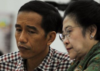 MEGAWATI Sukarnoputri (kanan) duduk bersebelahan Jokowi semasa sambutan Hari Lautan Sedunia di Bandung.- AFP