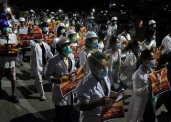 PETUGAS perubatan berarak menentang rampasan kuasa junta tentera di Mandalay, Myanmar hari ini. - AFP