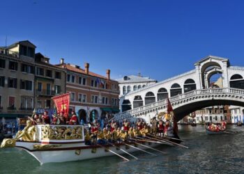 MENJELANG tahun depan, para pelancong mungkin dikenakan bayaran untuk masuk ke Venice. - AFP