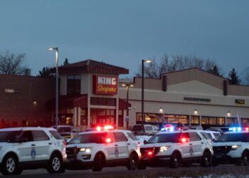 PASUKAN polis memenuhi lokasi kejadian yang berlaku di Boulder, Colorado, Amerika Syarikat. - AFP