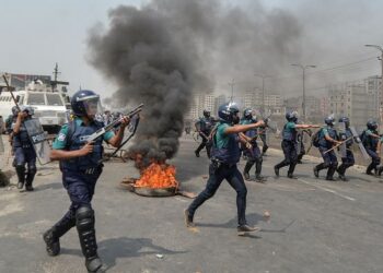 ANGGOTA polis bertempur dengan penunjuk perasaan dalam demonstrasi masuk hari ketiga di Dhaka, Bangladesh. - AFP