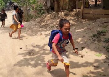 PENDUDUK kampung termasuk kanak-kanak melarikan diri selepas tentera mengebom lima kawasan di negeri Karen, tenggara Myanmar. - AGENSI