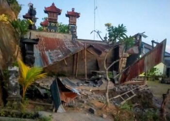 SEBAHAGIAN daripada rumah yang rosak teruk akibat gempa bumi di Bali, Indonesia. - AFP