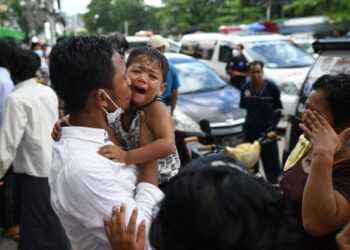 SEORANG lelaki memeluk anaknya selepas dia dibebaskan oleh junta tentera Myanmar di Yangon, baru-baru ini. - AFP