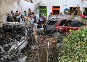 ORANG ramai melihat lokasi kejadian yang menjadi sasaran serangan dron tentera Amerika Syarikat di Kabul, Afghanistan. - AFP