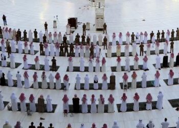 SOLAT tarawih boleh dilakukan di Masjidilharam dan Masjid Nabawi sepanjang Ramadan. - AFP