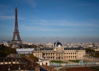 PARIS bukan lagi bandar raya termahal di dunia. - AFP