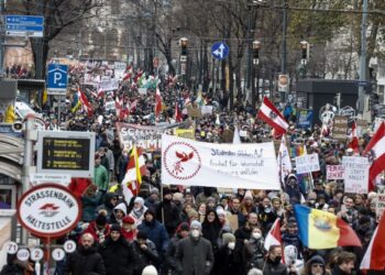 ORANG ramai menyertai demonstrasi membantah sekatan Covid-19 di Vienna, Austria. - AFP