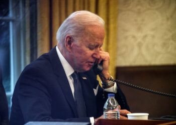 PRESIDEN Amerika Syarikat (AS), Joe Biden bercakap telefon dengan Presiden Ukraine, Volodymyr Zelensky mengenai konflik negara itu dengan Ukraine di White House, Washington. - AFP