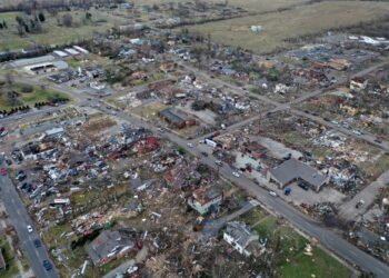 PEMANDANGAN udara menyaksikan puluhan kediaman dan premis perniagaan musnah di badai tornado di Mayfield, Kentucky. - AFP