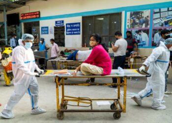 PETUGAS hospital menguruskan pesakit Covid-19 di hospital di New Delhi, India. - AFP