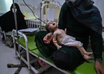 SEORANG bayi yang mengalami malnutrisi diberikan rawatan di hospital di Herat, Afghanistan. - AFP