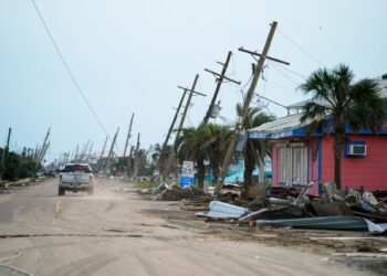 SEBUAH kenderaan menyelusuri sebatang jalan selepas Taufan Ida membadai Louisiana, Amerika Syarikat. - AFP