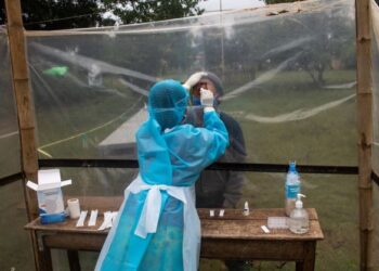 SUKARELAWAN kesihatan melakukan ujian Covid-19 terhadap penduduk kampung di pekan Demoso, negeri Kayah, Myanmar. - AFP