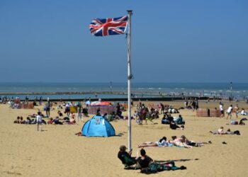 TERDAPAT lapan pantai di seluruh United Kingdom mempunyai tahap pencemaran air yang tinggi kerana dipenuhi najis. - AFP