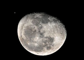 BULAN dilihat bersama planet Marikh pada 5 September 2020, di Cali, Colombia. - AFP