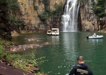 PASUKAN keselamatan melakukan operasi mencari dan menyelamat (SAR) mangsa di Tasik Furnas di Minas Gerais, Brazil. - AFP