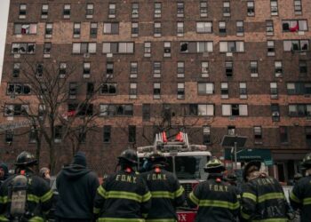 PASUKAN bomba dikerah ke lokasi kejadian bagi memadam kebakaran yang disifatkan terburuk dalam sejarah New York. - AFP