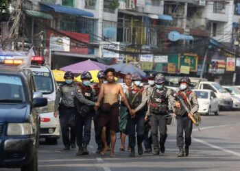 PASUKAN keselamatan Myanmar terus menahan golongan lelaki termasuk kanak-kanak bagi menghentikan kebangkitan revolusi. - AFP