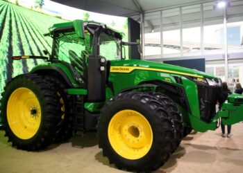 TRAKTOR pandu sendiri pertama yang mampu dikawal dengan hanya menggunakan telefon pintar. - JOHN DEERE