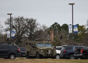 KENDERAAN berperisai berkawal di luar rumah ibadat Yahudi yang menjadi lokasi empat individu dijadikan tebusan di Colleyville, Texas. - AFP