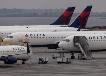 PESAWAT Delta di landasan Lapangan Terbang Antarabangsa John F.Kennedy, New York. - AFP