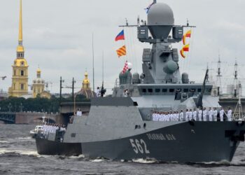 PASUKAN tentera berbaris di atas kapal perang Tentera Laut Rusia ketika menyertai perarakan ketenteraan di Saint Petersburg pada 25 Julai 2021. - AFP