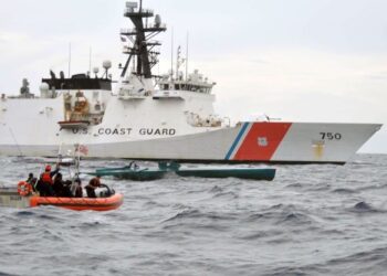 KAPAL pengawal pantai Amerika Syarikat (AS) berusaha mengesan mangsa bot terbalik di perairan Florida. - USCG