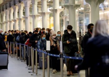 ORANG ramai beratur sebelum menaiki tren Eurostar di Stesen Antarabangsa St. Pancras di London. -  AFP