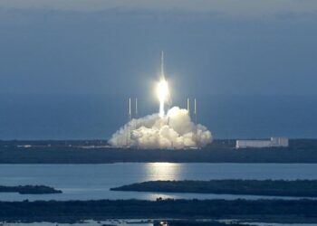 ROKET milik SpaceX yang membawa satelit cuaca NASA dilancarkan dari stesen Cape Canaveral, Florida pada 11 Februari 2015. - AFP