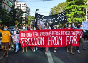 PENUNJUK perasaan melakukan protes terhadap junta tentera di Yangon, Myanmar pada 5 Disember lalu. - AFP