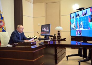 PRESIDEN Rusia, Vladimir Putin mempengerusikan mesyuarat bersama anggota Majlis Keselamatan di Novo-Ogaryovo di luar Moscow. - AFP