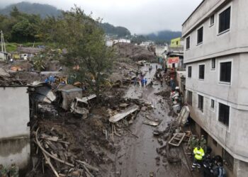 KAWASAN perumahan La Gasca di utara Quito dipenuhi lumpur tebal selepas banjir melanda Ecuador. - AFP