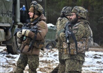 GAMBAR dikeluarkan Jabatan Pertahanan AS menunjukkan tentera NATO bersedia ke lokasi misi ketika latihan ketenteraan di kawasan latihan Hohenfels, Jerman. - AFP