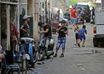 BEBERAPA remaja dan kanak-kanak berada di sebuah lorong di kejiranan Bab al-Tabaneh di bandar Tripoli, Lubnan. - AFP