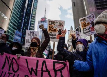 Penunjuk perasaan melakukan protes menentang penglibatan Amerika Syarikat dalam krisis Ukraine-Rusia di Times Square, New York. - AFP