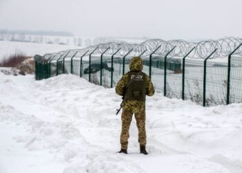 ASKAR pengawal sempadan ditempatkan di sepanjang sempadan dengan Rusia, kira-kira 40 kilometer dari bandar Kharkiv di Ukraine. - AFP