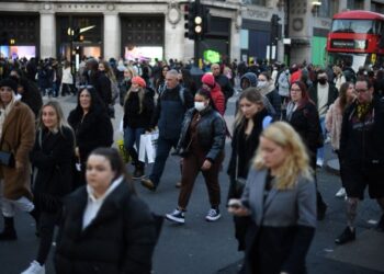 PADA akhir bulan ini, semua sekatan Covid-19 akan dimansuhkan dan penduduk England boleh kembali kepada 'kehidupan normal'. - AFP